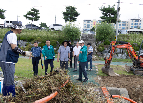 지난 7월 김돈곤 군수가 집중호우 피해지역을 점검하고 있다.