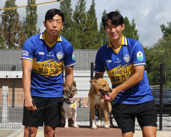 아산시동물복지지원센터를 방문해 유기동물 보호 캠페인 ‘블루포우(Blue Paw)’ 실시 모습