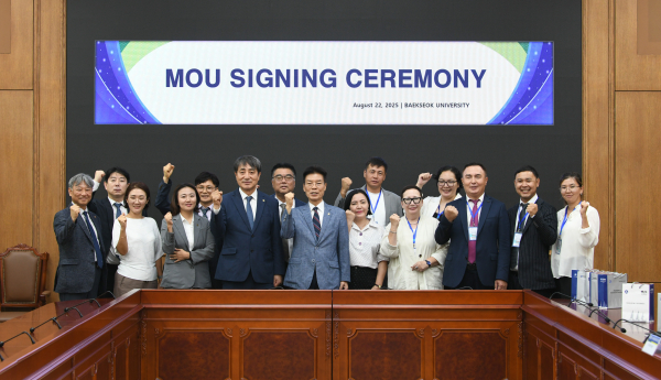 백석대와 카자흐스탄 주요 대학 및 기관 협약식 참석자들이 기념촬영 하고 있다.