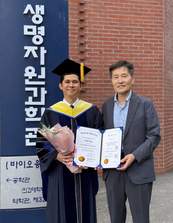 로비 바스케즈(왼쪽)씨와 지도교수인 강대경 교수