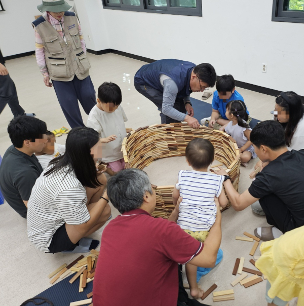 22일, 공공어린이재활병원 가족 캠프 참가자들이 산림교육 프로그램을 체험하고 있다.