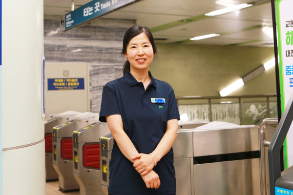 환한 미소의 김소희 역무원 — 오룡역에서 친절하게 고객을 응대하고, 안내하는 모습.