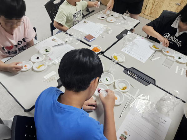 자연에서 얻을 수 있는 약에 대해 실험하는 모습