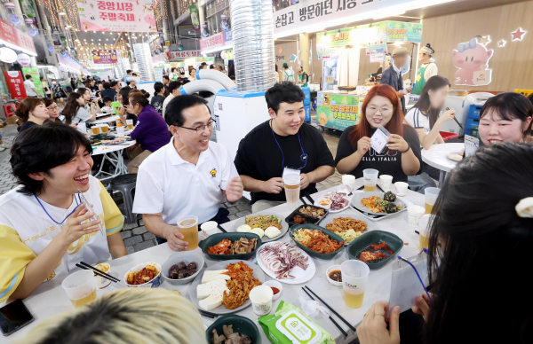박희조 동구청장이 ‘중앙시장 푸드페스타’에서 청년들과 대화를 나누고 있다.
