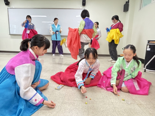 일본 쓰쿠바시와 함께 21일부터 24일까지‘2025 대전-쓰쿠바 청소년 과학교류 프로그램’ 진행 (민속놀이 체험 모습)
