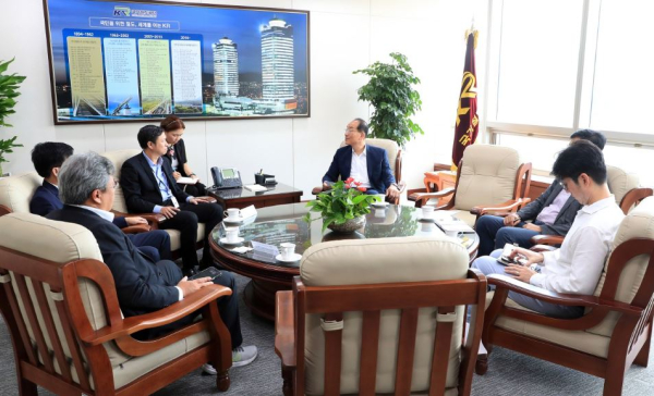 이성해 국가철도공단 이사장(오른쪽 세 번째)과 부이 아인 후언 호치민도시철도관리위원회(MAUR) 부국장(왼쪽 세 번째)이 25일 대전 본사에서 양국 철도협력 확대 방안을 논의하고 있다.