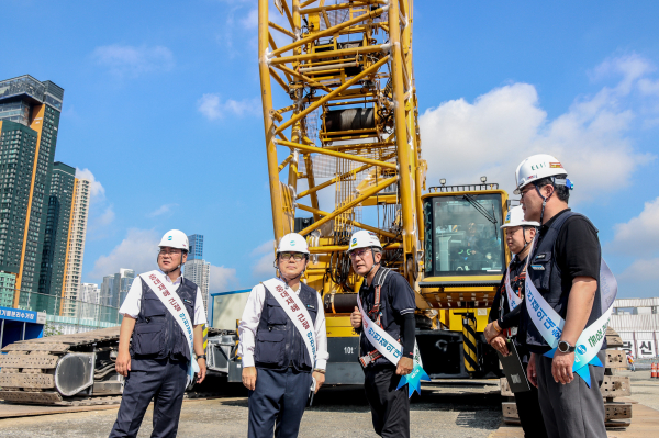 계룡건설 윤길호 대표이사(왼쪽에서 두 번째)가 ‘안전한 일터 프로젝트’ 결의대회와 함께 현장 안전 점검을 진행하고 있다.