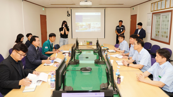이완섭 서산시장이 26일 음암면에 있는 자동차 기업 현장을 방문해 애로사항을 청취했다.(대일이노텍)