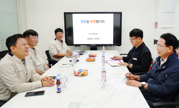 이완섭 서산시장이 26일 음암면에 있는 자동차 기업 현장을 방문해 애로사항을 청취했다.(모트라스)