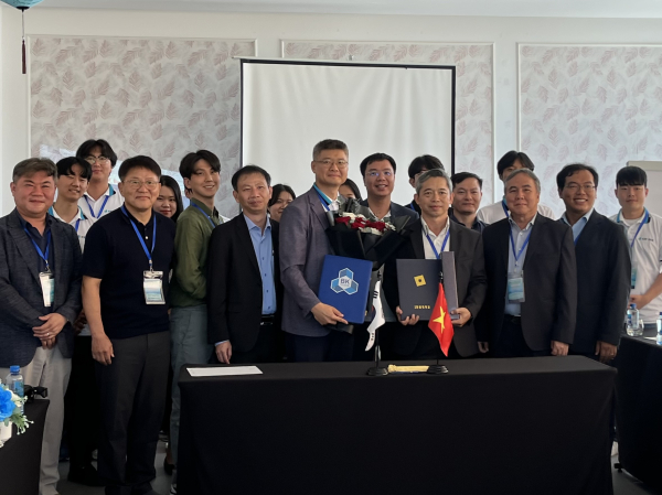 호치민공과대학교(HCMUT)가 지난 19일 글로벌 연구 협력을 위한 합의각서(MOA)를 체결하고 양교 참석자들이 함께 기념촬영