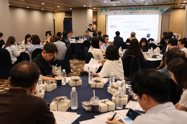 지난 21일 전북 전주시 라한호텔에서 열린 목원대 2025학년도 대학혁신본부 하계워크숍에서 대학 구성원들이 강현영 대학혁신사업추진단장으로부터 대학혁신지원사업 3주기 전략에 대한 설명을 듣고 있다.