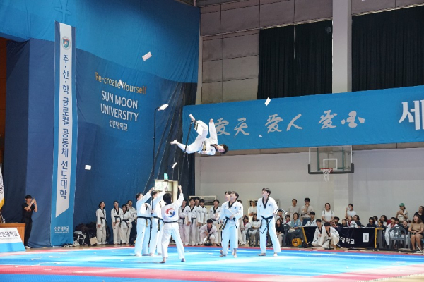지난 23일, 제4회 선문대학교 총장배 전국태권도대회 개최( 선문대 태권도 시범단 공연 모습)