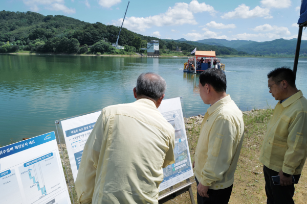 윤석대 한국수자원공사 사장(사진 가운데)이 27일 충북 청주시 상당구 문의면의 대청댐 문의 수역을 찾아 녹조 제거작업 현황을 점검하고 있다.