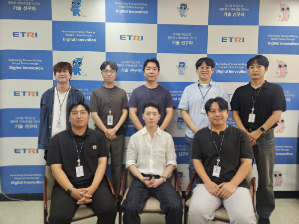 2025년 ETRI 차세대주역 신진연구사업에 선정된 8명의 신진연구자들 단체사진