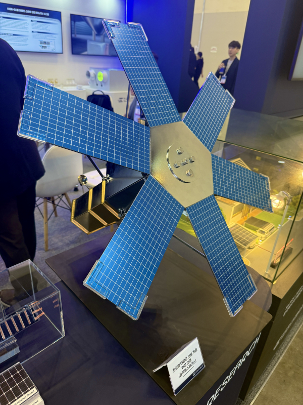 연구진이 개발한 초경량 태양광 모듈이 적용된 위성 모형