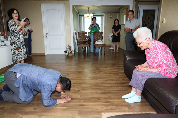 지난 26일 서철모 서구청장 100세 맞이 어르신께 큰절을 올리고 있다.