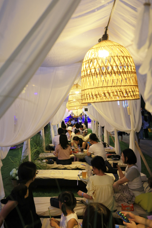 지난해 개최된 ‘2024 유성재즈&맥주페스타’에서 행사 참여자들이 카바나존에서 맥주를 즐기고 있다.