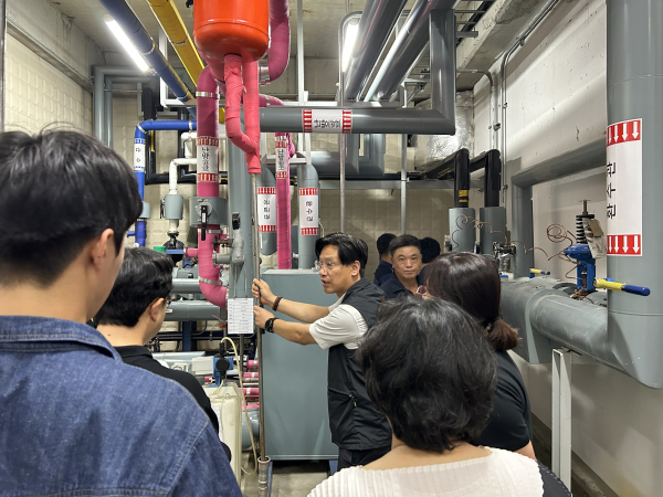 밀마루복지마을의 난방시설 점검과 관리 요령을 시설관리자에게 직접 안내 모습