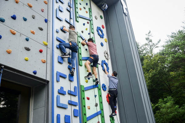 지난 28일 퇴직준비교육 귀산촌과정 교육생들이 춘천숲체원 실외암벽장에서 암벽체험을 하고 있다.