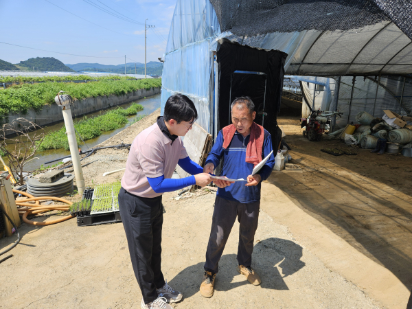 윤은원 농촌지도사가 폭염 대비 시설원예농가 관리요령에 대해 설명하고 있는 모습