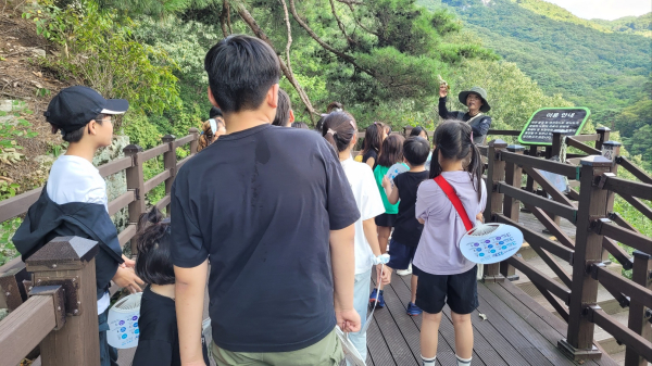 어린이들이 국립제천치유의숲 숲길을 걸으며, 산림치유 프로그램을 체험하고 있다.