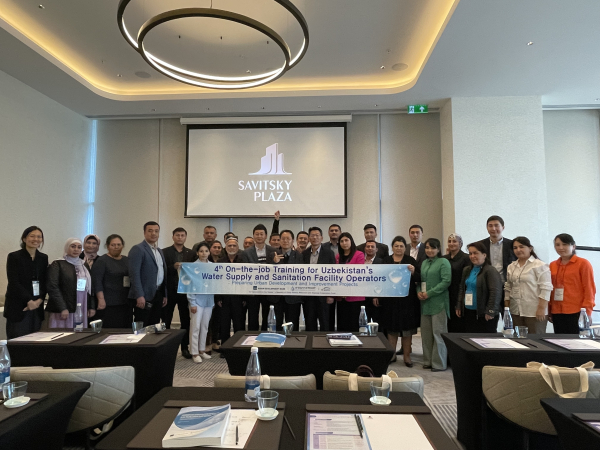 우즈베키스탄 사마르칸트에서 열린 정수장 운영 관련 공정·기계·전기 분야 이슈 대응 교육이 진행된 후, 한국수자원공사 관계자 및 우즈베키스탄 상하수도공사 관계자들이 기념사진을 촬영하고 있다.(2024년 4월 17일)