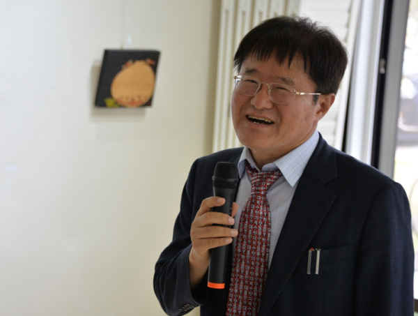 축사하는 김슬옹 박사<br>