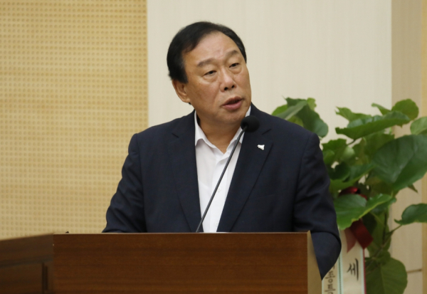 답변하는 최민호 세종시장