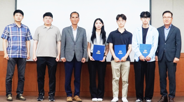 지난 29일, 충남대학교와 함께 인공지능 행정처리 시스템 ‘ChatDTC’ 개발을 완료했다. (사진 왼쪽에서 3번째 대전교통공사 유운호 경영이사, 왼쪽에서 2번째 충남대학교 인공지능학과 권진근 교수)