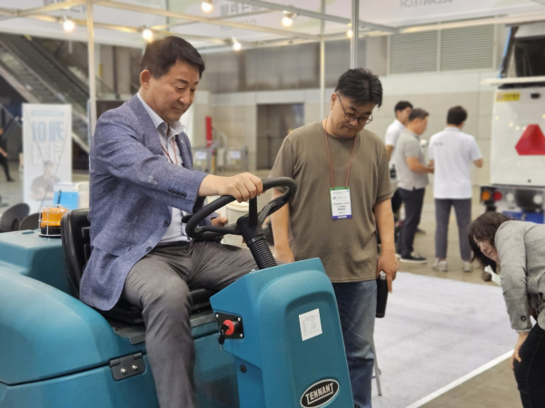 지난달 29일 고양 킨텍스에서 열린 RETECH 2025 서철모 서구청장 방문 장면