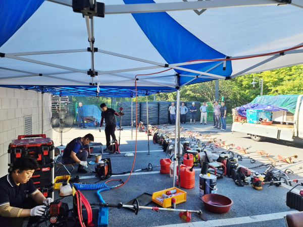 예취기 안전점검 및 무상 수리 진행 모습