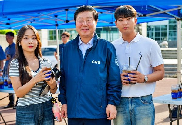 충남대 김정겸 총장 개강맞이 등굣길 환영 행사