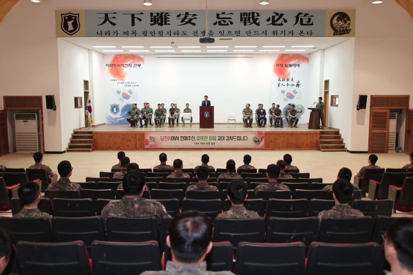 수해복구 활동 군부대 장병 격려하는 오성환 시장 모습