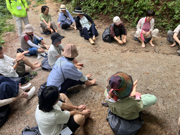 대구경북권역 유방암생존자 회기형 산림치유프로그램 참가자 프로그램 참여 모습.