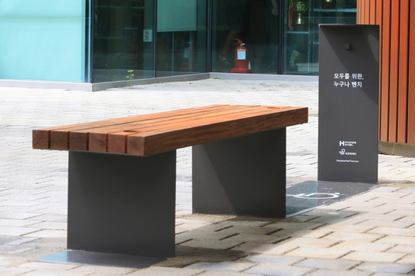 당진시 종합복지타운 내 시민 휴식공간에 누구나 벤치가 설치되어 있다