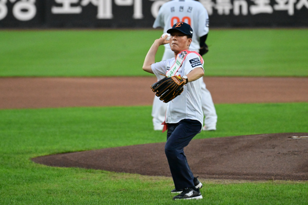 백성현 논산시장 시구 모습