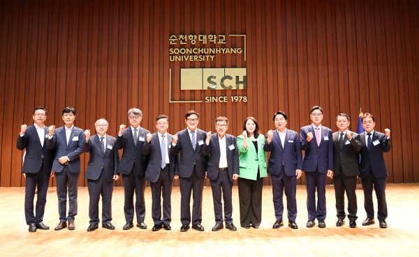 ‘AIBIOME 인재양성사업단’ 발대식을 마친 후, 송병국 총장과 전형식 충청남도 정무부지사, 오세현 아산시장 등을 비롯한 주요 내빈이 기념촬영을 하고 있다.