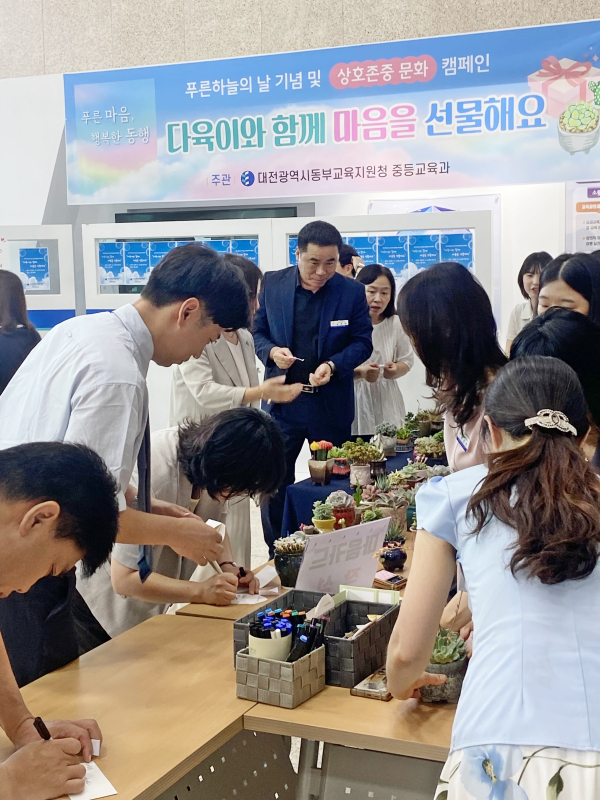 감사와 격려의 마음을 전하고 싶은 동료에게 다육이 화분과 함께 손수 쓴 마음 카드 선물