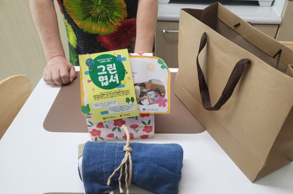 함께그린 공예클래스에서 제작한 새활용 물품을 농촌지역 어르신들께 전달