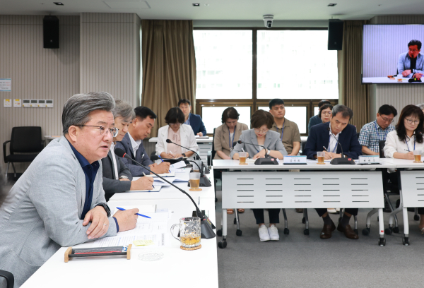정용래 유성구청장이 4일 확대간부회의를 주재하고 있다