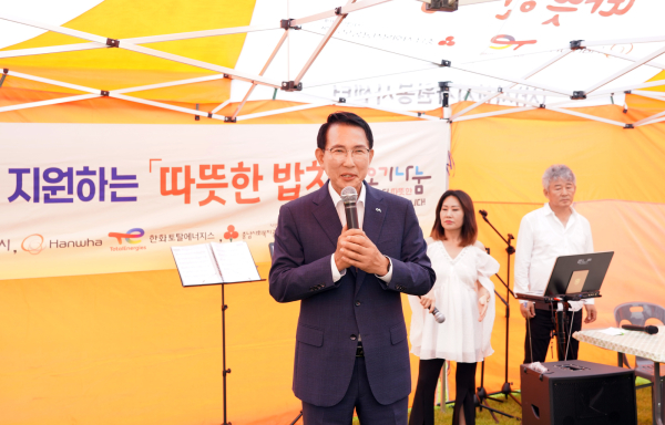 지난 4일 석림근린공원에서 진행된 따뜻한 밥차 사업 진행 모습