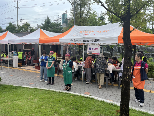 지난 4일 석림근린공원에서 진행된 따뜻한 밥차 사업 진행 모습