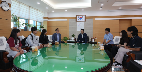 2025학생회연합회 회장단과 새로 선출된 회장단 학생들이 한태희 교육장과 면담을 진행하고 있다.