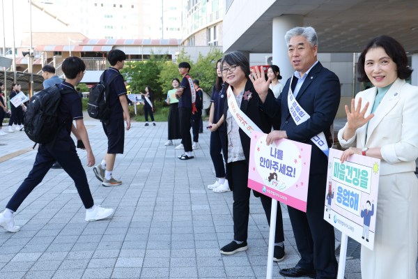 천범산 교육감 권한대행을 비롯한 학생과 교직원들이 5일에 도담중에서 마음건강 캠페인 활동을 펼치고 있다.