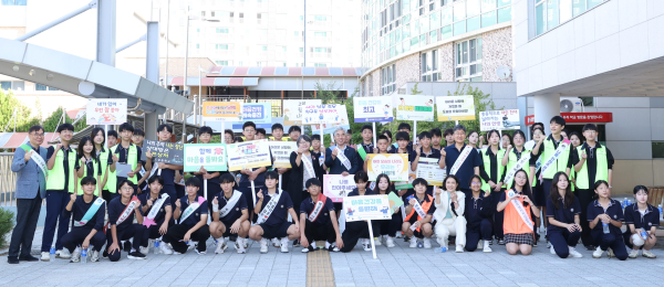 학생과 교직원들이 5일에 도담중에서 마음건강 캠페인 활동을 펼치고 있다.