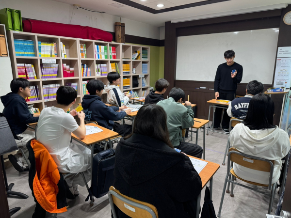 유성구 꿈드림에서 운영중인 스마트 교실에서 학교 밖 청소년들이 수업을 듣고 있다.
