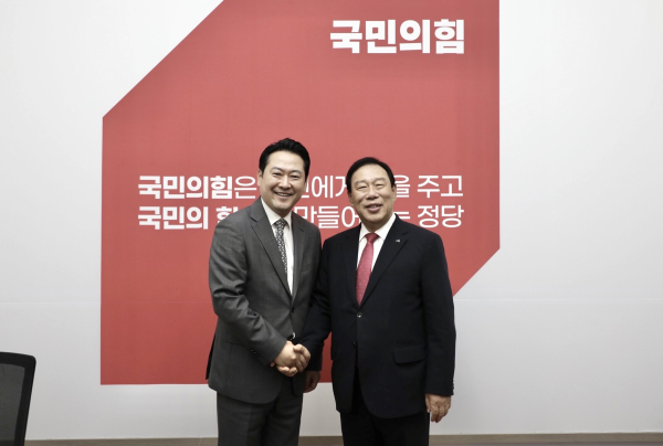 5일, 최민호 세종시장이 국회에서 장동혁 국민의힘 당대표 방문 건의 모습