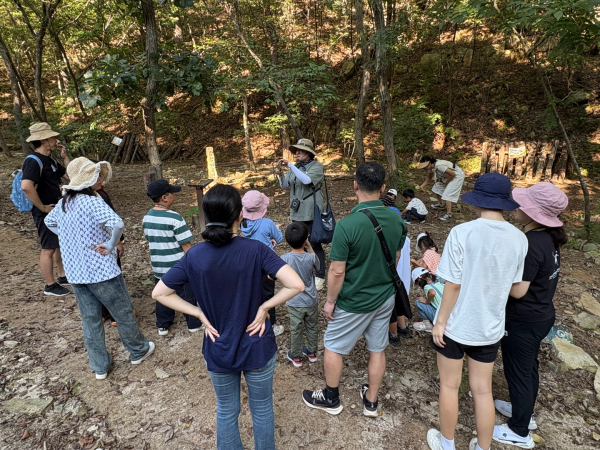 지난 5일 국립대전숲체원에서 다문화가족 대상 ‘별빛따라 걷는 숲마실’ 캠프 참가자들이 프로그램에 참여하고 있다.