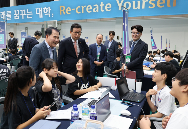 왼쪽 김지철 충청남도교육감, 오른쪽 문성제 선문대 총장이 참가학생에게 응원의 말을 전하고 있다.