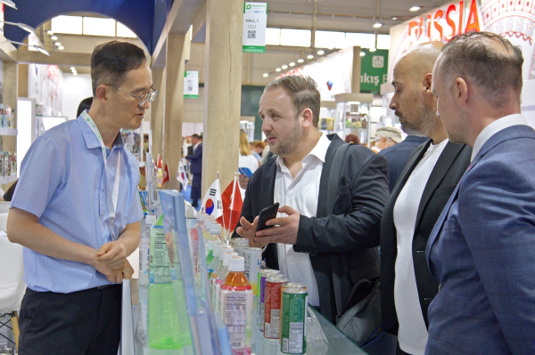 한국관을 방문해 관심을 보이는 현지 바이어들